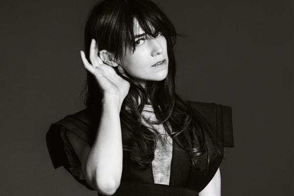 Charlotte Gainsbourg pose pour les personnes malentendantes