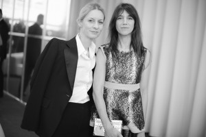 Suzanne Koller, rédactrice en chef mode de Vogue Paris et Charlotte Gainsbourg au Défilé Louis Vuitton Croisière (Mai 2014) - Photo de Saskia Lawaks - Vogue.fr