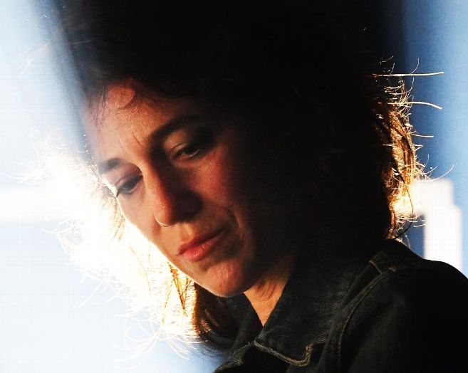 Charlotte Gainsbourg sur la scène de la Coopérative de Mai entre ombre et lumière. © photo jean-Louis Gorce